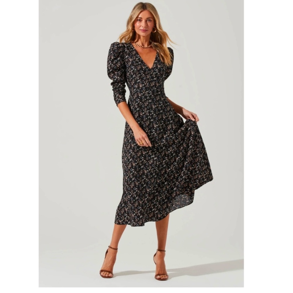 NWT. ASTR THE LABEL  BACK CUTOUT PUFF SLEEVE FLORAL MIDI DRESS. SZ Med